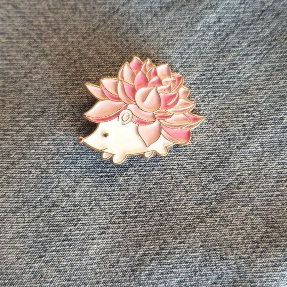 Pink Flower Baby Hedgehog Enamel Pin - Picture 4 of 4